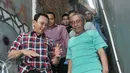 Cagub DKI Basuki Tjahaja Purnama ( Ahok ) berdialog dengan warga saat blusukan ke wilayah Cililitan, Jakarta, Rabu (28/12). Dalam blusukannya tersebut Ahok mencari tahu permasalahan banjir di Cililitan Kecil. (Liputan6.com/Yoppy Renato)
