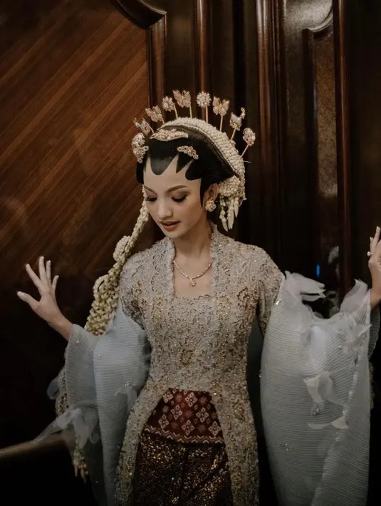 Kebaya itu pun dilengkapi dengan kain angking merah yang menutupi bagian perut.  (Instagram/iluminen).