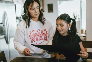 Gunakan contoh konkret sehari-hari, misalnya membedakan antara membeli makanan pokok (kebutuhan) dan mainan (keinginan), ini melatih anak untuk belajar membuat prioritas (Foto: Tim Mossholder/Unsplash)