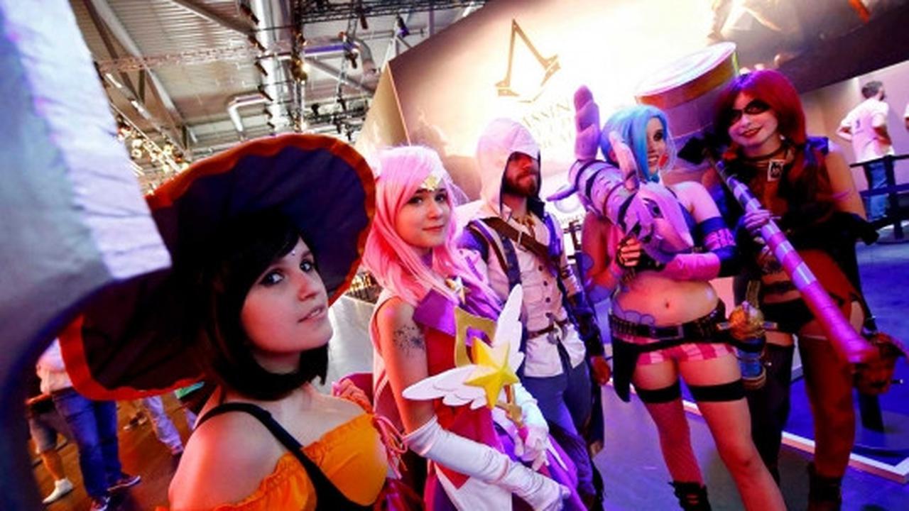 Penampilan para cosplayer cantik dan seksi di Pameran Gamescom 2015