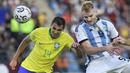 Pemain Timnas Argentina U-23, Luciano Gondou (kanan) mencetak gol ke gawang Brasil U-23 lewat sundulan kepala pada laga Kualifikasi Olimpiade Paris 2024 Zona Conmebol di Brigido Iriarte Stadium, Caracas, Venezuela, Minggu (11/2/2024). (AP Photo/Matias Delacroix)