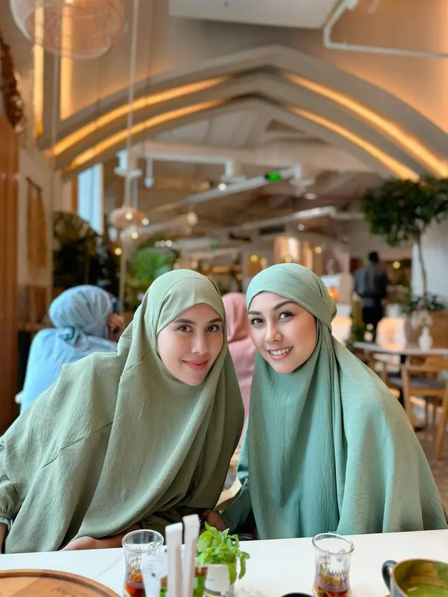 8 Gaya Hijab Artis Naik Haji di Tahun 2024, Nagita Slavina, Syahnaz Sadiqah, hingga Nisya Ahmad