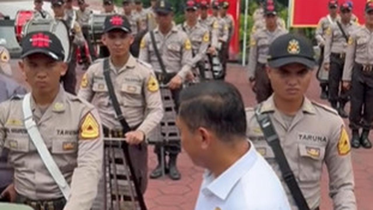 Kabaharkam Komjen Pol Muhammad Fadil Imran menyambangi Akademi Kepolisian (Akpol) beberapa waktu lalu. Kehadirannya disambut oleh drum band taruna Akpol yang sudah bersiap di halaman.