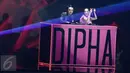Bunga Citra Lestari atau BCL menghadirkan DJ Dipha Barus di panggung konser "It's Me BCL" di Plenary Hall, JCC Senayan, Jakarta, Rabu (1/3). DJ Dipha Barus mengiringi BCL membawakan lagu 'Hot', 'Ingkar' dan 'Aku Wanita'. (Liputan6.com/Herman Zakharia)