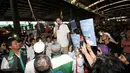 Cawagub DKI Jakarta, Sandiaga Uno saat melakukan blusukan di Pasar Induk, Kramat Jati, Jakarta, Senin (16/1). (Liputan6.com/Yoppy Renato)