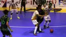 Perebutan bola antara pemain Vamos Mataram dengan pemain Antam Jakarta dalam laga Seri III Grup B Wilayah Timur Pro Futsal League 2016 di GOR 17 Desember, Mataram, NTB, Minggu (13/3/2016). (Bola.com/Arief Bagus)