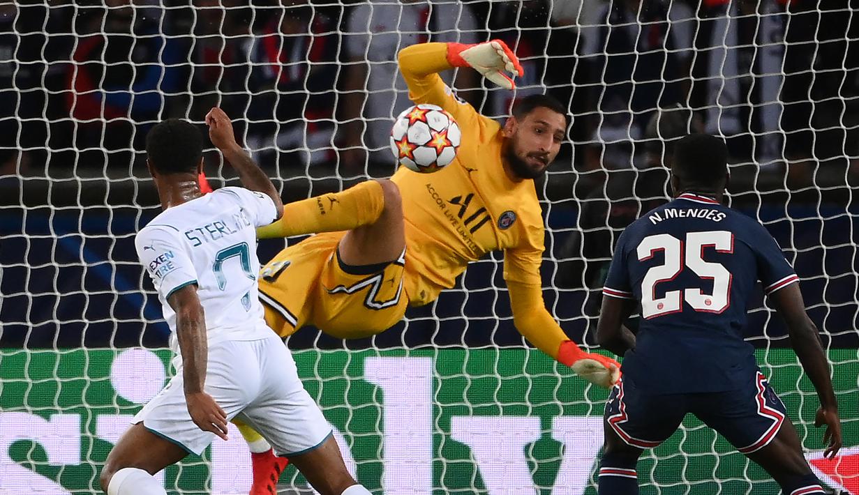Gianluigi Donnarumma. Kiper Italia berusia 22 tahun ini menjadi andalan PSG usai didatangkan dari AC Milan pada awal musim 2021/2022. Ia berhasil menggeser posisi Keylor Navas sebagai kiper utama. Total telah bermain 5 laga dengan torehan 2 clean sheet dan kebobolan 4 gol. (AFP/Franck Fife)