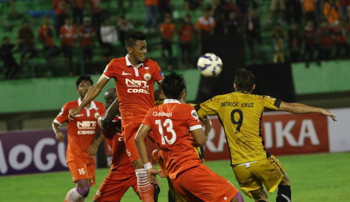 Pemain Persija Jakarta, Maman Abdurahman (kiri) mencoba menghalau bola dari kejaran Pemain Mitra Kukar Patrick Do Santos pada laga grup D piala Jenderal Sudirman di Stadion Manahan, Solo, Sabtu (12/12/2015). (Bola.com/Nicklas Hanoatubun)