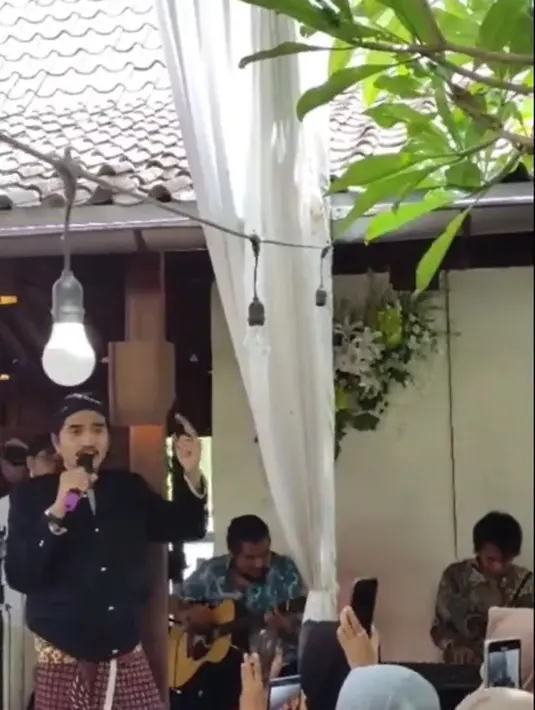 Duta yang menyanyikan lagu Hari Bersamanya diiringi oleh dua personel Sheila On 7 lain, Eross dan Adam Subarkah. [TikTok/@dwi_nuraini17]