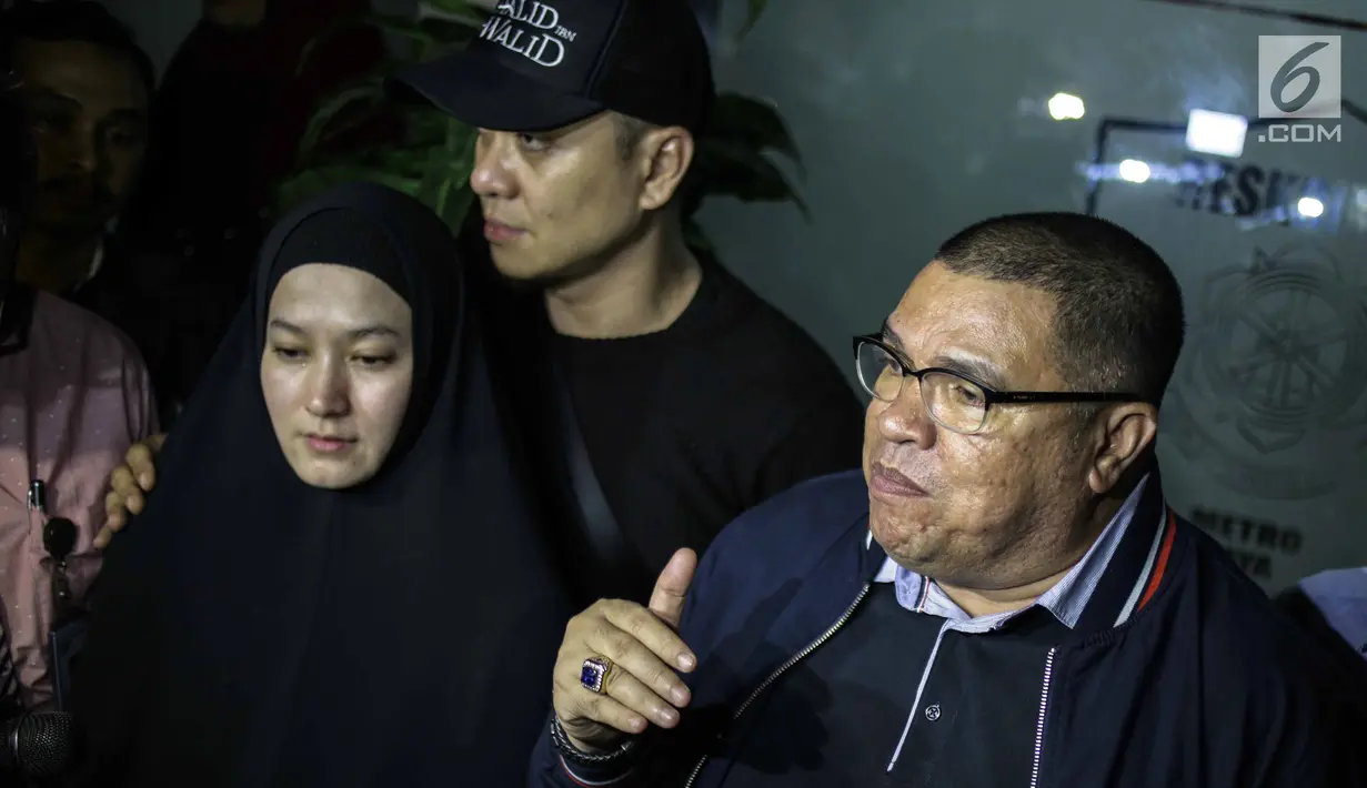 Ekspresi artis Lyra Virna saat bersama kuasa hukumnya Razman Nasution memberi keterangan usai menjalani pemeriksaan di Polda Metro Jaya, Kamis (22/3). Lyra Virna diperiksa hampir lima jam. (Liputan6.com/Faizal Fanani)