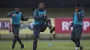 Striker Timnas Indonesia U-22, Ahmad Nur Hardianto, melakukan pemanasan saat latihan jelang SEA Games 2017 Malaysia di Stadion I Wayan Dipta, Bali, Sabtu (8/7/2017). (Bola.com/Vitalis Yogi Trisna)