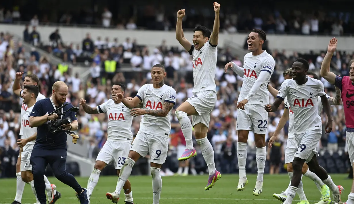 Selebrasi kemenangan para pemain Totenham Hotspur setelah mengalahkan Sheffield United pada laga pekan kelima Premier League 2023/2024 di Tottenham Hotspur Stadium, London, Sabtu (16/9/2023) malam WIB. (AFP/Justin Tallis)