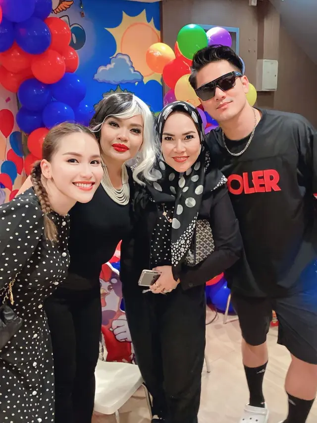 Potret Ayu Ting Ting dan Boy William Mengenakan Outfit Senada