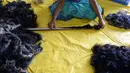 Pekerja mengukur rambut manusia untuk akan jadikan wig atau rambut palsu di pusat pengolahan Raj Hair International di Alinjivakkam, India (25/7). Industri rambut palsu di India sudah berkembang sejak dulu. (AFP Photo/Arun Sankar)
