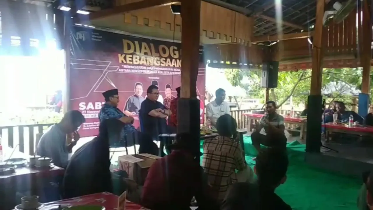 Mantan Ketua DPRD Bojonegoro, Anwar Sholeh ketika blak-blakan menjelaskan pelaporannya di Polres Bojonegoro.(Liputan6.com/Ahmad Adirin)