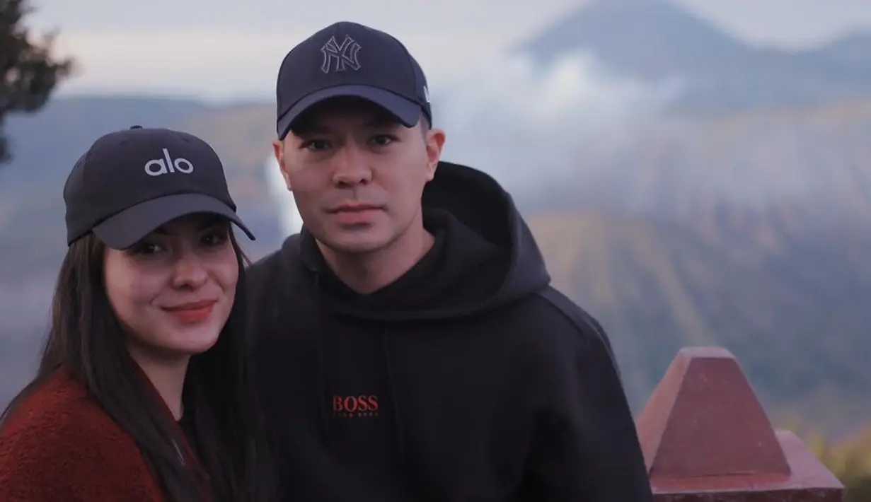 Netizen langsung salah fokus dengan wajah mereka yang dinilai mirip hingga didoakan berjodoh. Steffi Zamora dan Fero Walandouw disebut begitu serasi saat bersama, meski terpaut usia 13 tahun. (Liputan6.com/IG/@steffizamoraaa)
