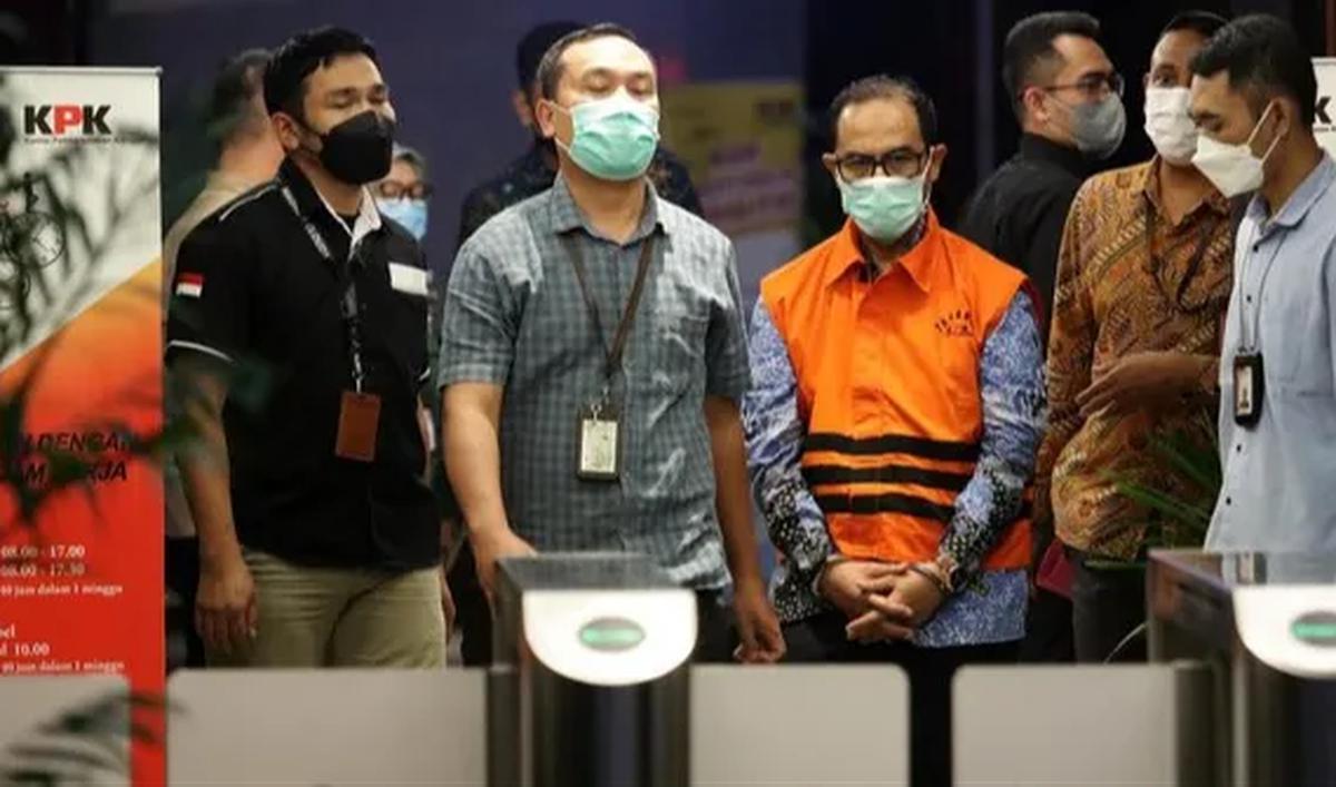 Yosef menyerahkannya melalui PNS MA Desy Yustria, Nurmanto Akmal, Prasetio Nugroho, dan Redhy Novarisza. Prasetio dan Rendhy merupakan asisten Gazalba Saleh.
