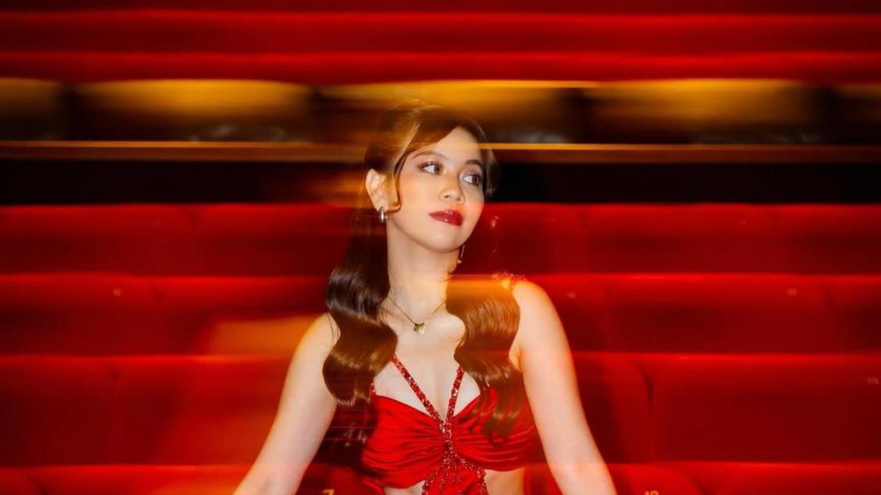 Pesona Frislly Herlind di Gala Premiere 'DESA MATI', Menawan dengan Gaun Merah