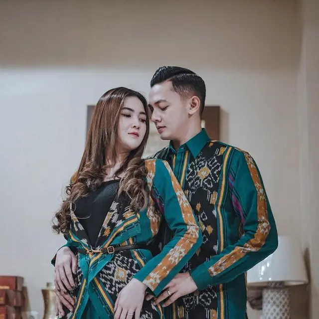 Disebut Mirip, Ini 7 Potret Kompak Nella Kharisma dan Dory Harsa