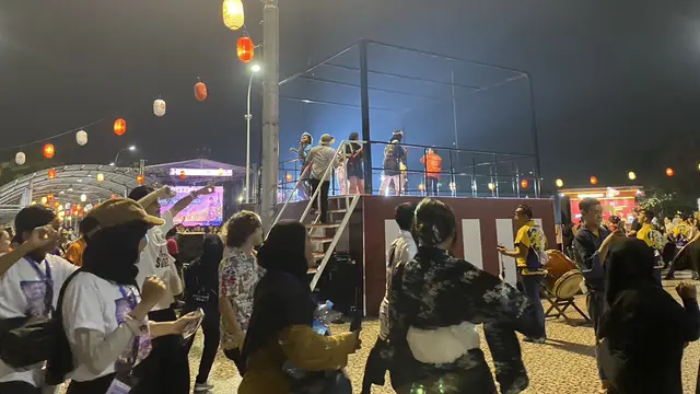 Pengunjung ikut menarikan tarian Bon Odori pada penutupan Jak Japan Matsuri 2023, JIEXPO Kemayoran, Jakarta Pusat, Minggu, 20 November 2023.