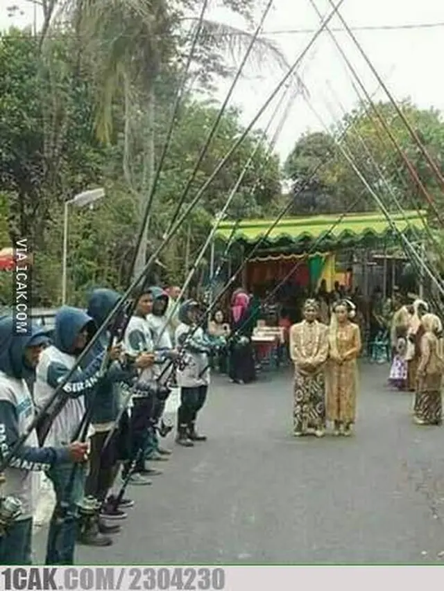 6 Tingkah Orang Mancing di Tengah Jalan Ini Absurd, Kocak