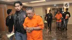 Polisi menggiring tersangka pembunuhan dan pencurian dengan kekerasan di Polda Metro Jaya, Jakarta, Selasa (30/5/2023). Tersangka yang merupakan adik kakak M Furqon (52) dan Volly Willy (54) berhasil ditangkap polisi usai melakukan pembunuhan terhadap T (44) dengan memasukkan korban ke dalam karung dan membuangnya di kolong Tol Cibitung-Cilincing, Jakarta Utara, pada 26 Mei lalu.  (merdeka.com/Iqbal S. Nugroho)