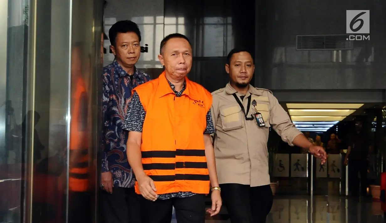 Kajari Pamekasan Rudi Indra Prasetya (tengah) meninggalkan gedung KPK usai menjalani pemeriksaan, Jakarta, Rabu (9/8). Rudi Indra Prasetya menjalani pemeriksaan perdana pasca ditetapkan sebagai tersangka dan ditahan KPK. (Liputan6.com/Helmi Fithriansyah)