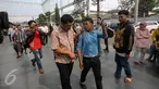 Petugas dari Polsek Senen menangkap seorang calo tiket kereta api di Stasiun Senen, Jakarta, Senin (29/6/2015). Razia tersebut dilakukan untuk mengamankan stasiun dari para calo yang merugikan calon penumpang. (Liputan6.com/Faizal Fanani) 