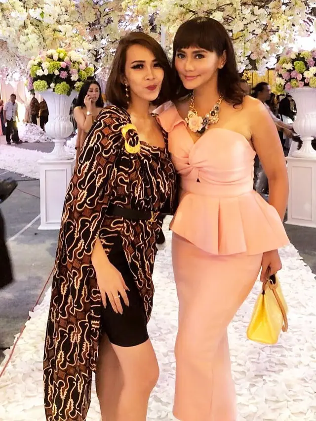 [Bintang] Kece Bukan Main, Ini Deretan Gaya Seleb yang Hadir di Pernikahan Angel Lelga