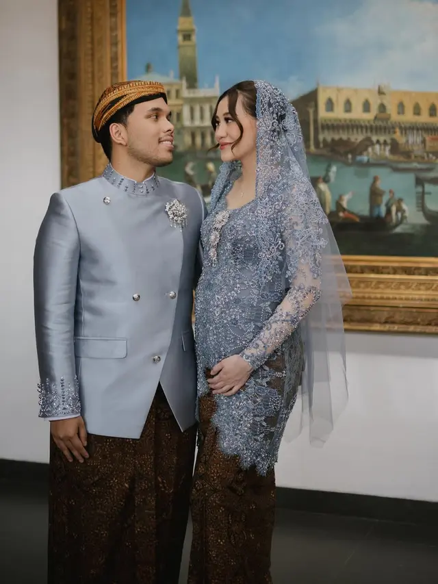 Kebaya Artis di Acara Mitoni