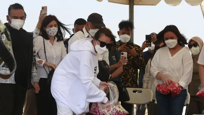 Pemakaman Ibunda Amanda Manopo di San Diego Hills, Karawang, Senin (26/7/2021) (Kapanlagi.com/Akrom Sukarya)