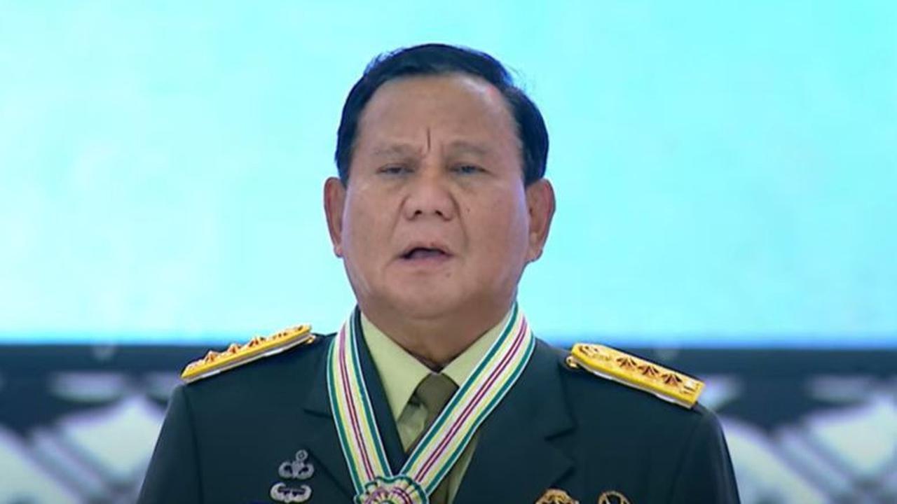Jokowi kemudian memasangkan pangkat jenderal bintang empat dan memberikan salinan keputusan kepada Prabowo.<br>