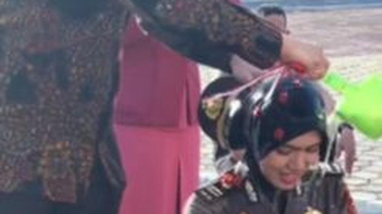 Pasutri Sama-sama Perwira, Momen Suami Polisi Siram Air Kembang ke Istri Polwan saat Naik Pangkat Romantis Banget