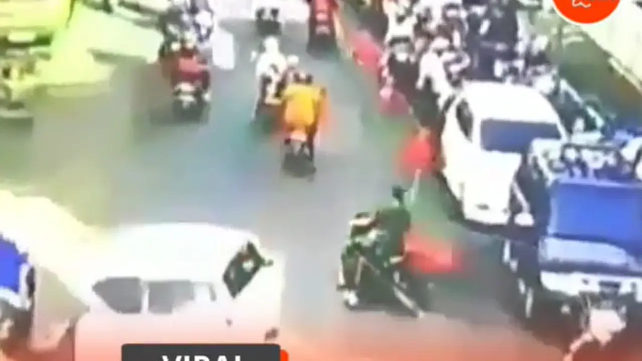 terlihat seorang pengendara sepeda motor tanpa menggunakan helm secara tiba-tiba berputar arah.