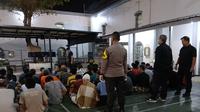 Razia seluruh kamar tahanan dilakukan Rutan Kelas IIB Serang, Banten setelah tragedi Ammar Zoni edarkan narkoba dari dalam Rutan Salemba. (Liputan6.com/Yandhi Deslatama)