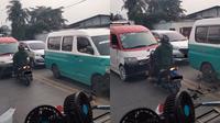 Pemotor adang angkot ngeblong (TikTok/@gindipd)