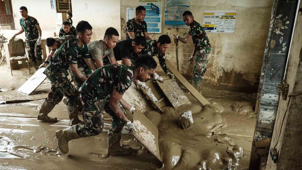 FOTO: Prajurit TNI AD Berjibaku Bersihkan Lumpur Tebal di RSUD Aceh Tamiang