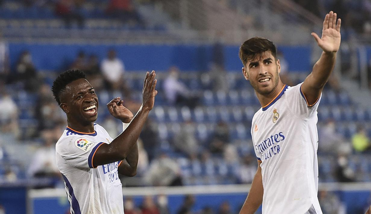 10. Marco Asensio (kanan) nampaknya tidak akan meninggalkan Real Madrid dalam waktu dekat ini. Asensio sendiri tampil reguler untuk tim asuhan Carlo Ancelotti pada musim lalu. Dia membuat 42 penampilan di semua kompetisi dengan menyumbang 12 gol dan dua assist. Sekarang, pendapatan di Madrid mencapai 189 ribu Euro per pekan atau 2,9 miliar rupiah. (AFP/Josep Lago)