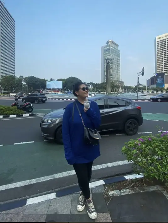 Pesona gayanya begitu memikat dalam outfit yang jauh dari kata kekinian. Dengan oversized sweater dan legging, ia tampak nyaman dengan gaya kasual-nya.  [Foto: Instagram/ Talitha Curtis]