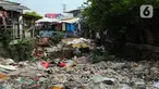Sodetan Kali Klender RT 02 Rw 17 yang terbengkalai, Jakarta Timur, Jakarta, Rabu (31/5/2023). Kondisi sodetan yang dibangun dari tahun 2005 itu kini dipenuhi oleh tumpukan sampah dan puing-puing batu dan kandang ayam. (merdeka.com/Imam Buhori)