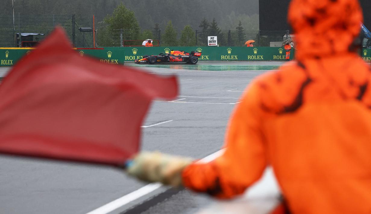 Pada pertengahan lap ketiga, bendera merah lagi-lagi berkibar karena hujan di Srikuit Spa-Francorchamps kembali deras. Akhirnya balapan diputuskan tidak dilanjutkan alias selesai karena jumlah lap minimal sudah terpenuhi, yaitu dua putaran. (Foto: AFP/Kenzo Tribouilla)