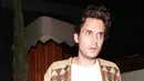 John Mayer sering tertangkap kamera menggunakan kaos polos dan celana jeans. Ia juga tetap menawan dengan tambahan outwear dengan motif berwarna coklat (Sumber: Kapanlagi/splash)