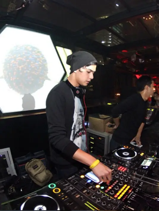 Al Ghazali mengawali kariernya sebagai seorang DJ sejak tahun 2011. Rupanya Al melirik profesi sebagai seorang DJ berawal dari ketertarikannya melihat sang bunda. (via instagram/@alghazali7)