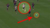 Video pemain Tottenham yaitu Dele Alli terkecoh karena ada balon berwarna biru di lapangan yang membuat tendanganya tak dapat cetak gol.
