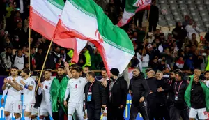 Para pemain dan tim teknis Iran merayakan kemenangan setelah pertandingan kualifikasi Piala Dunia FIFA 2026 zona Asia Grup A antara Iran dan Uzbekistan, pada 25 Maret 2025 di Teheran. (AFP)