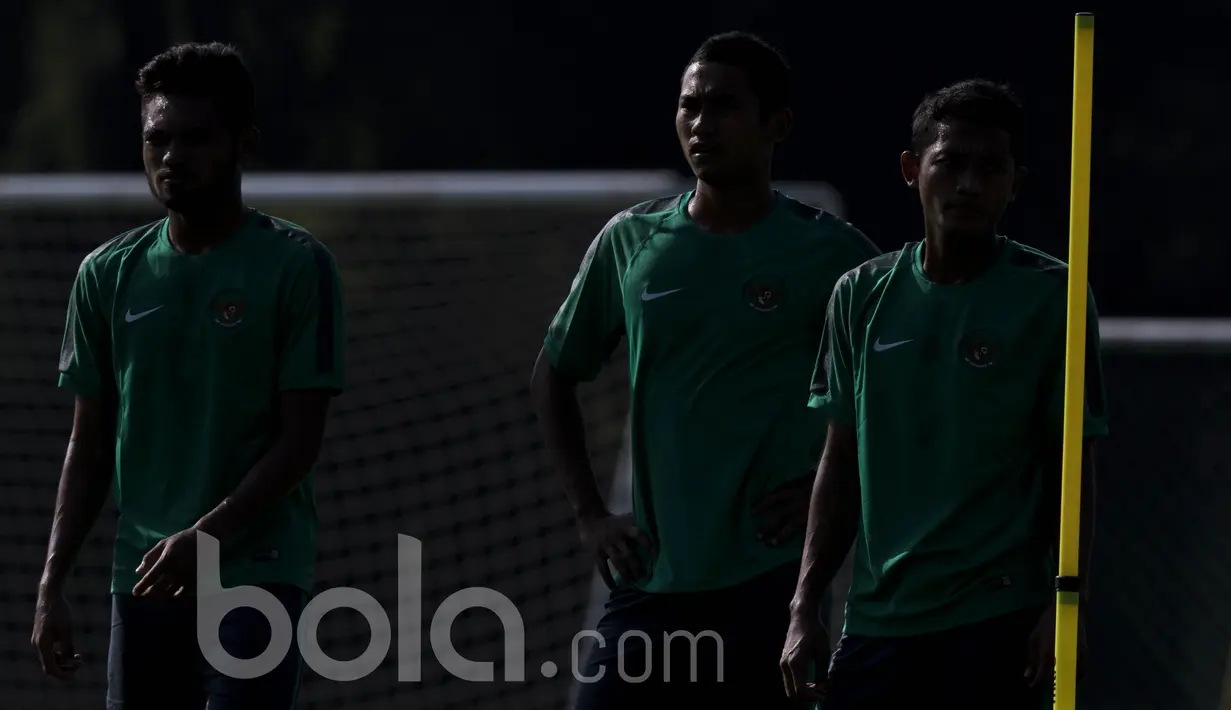 Para pesepak bola muda mengikuti seleksi Timnas Indonesia U-22 di Lapangan SPH Karawaci, Banten, Rabu (22/2/2017). (Bola.com/Vitalis Yogi Trisna)