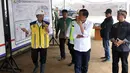 Presiden Joko Widodo (tengah) mendengarkan penjelasan saat meninjau proyek Terowongan Nanjung di Kabupaten Bandung, Jawa Barat, Minggu (10/3). Terowongan Nanjung ini akan mengurangi lama dan luas genangan pada musim hujan. (Liputan6.com/Angga Yuniar)