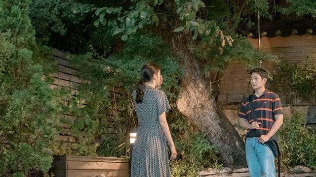 Kim Go Eun dan Jung Hae In dalam film Tune In for Love