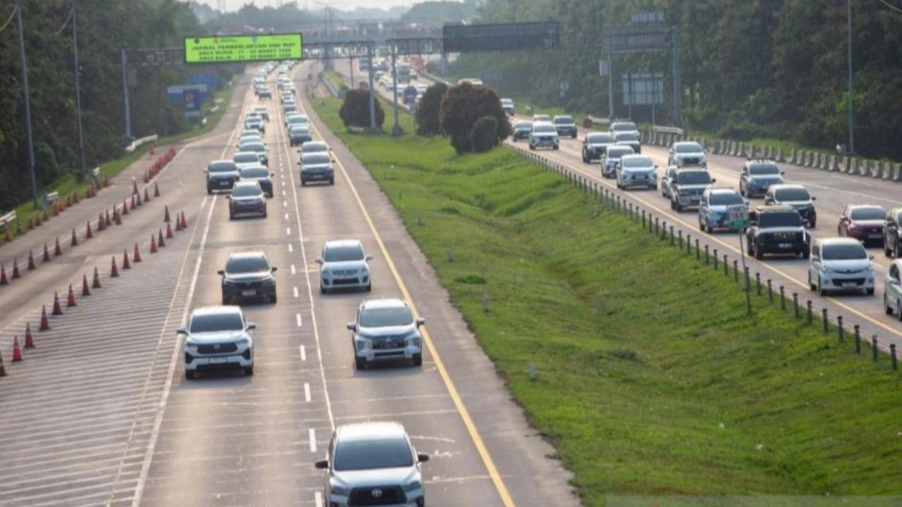 Petugas Terapkan One Way di Tol Cipali Menuju Jakarta