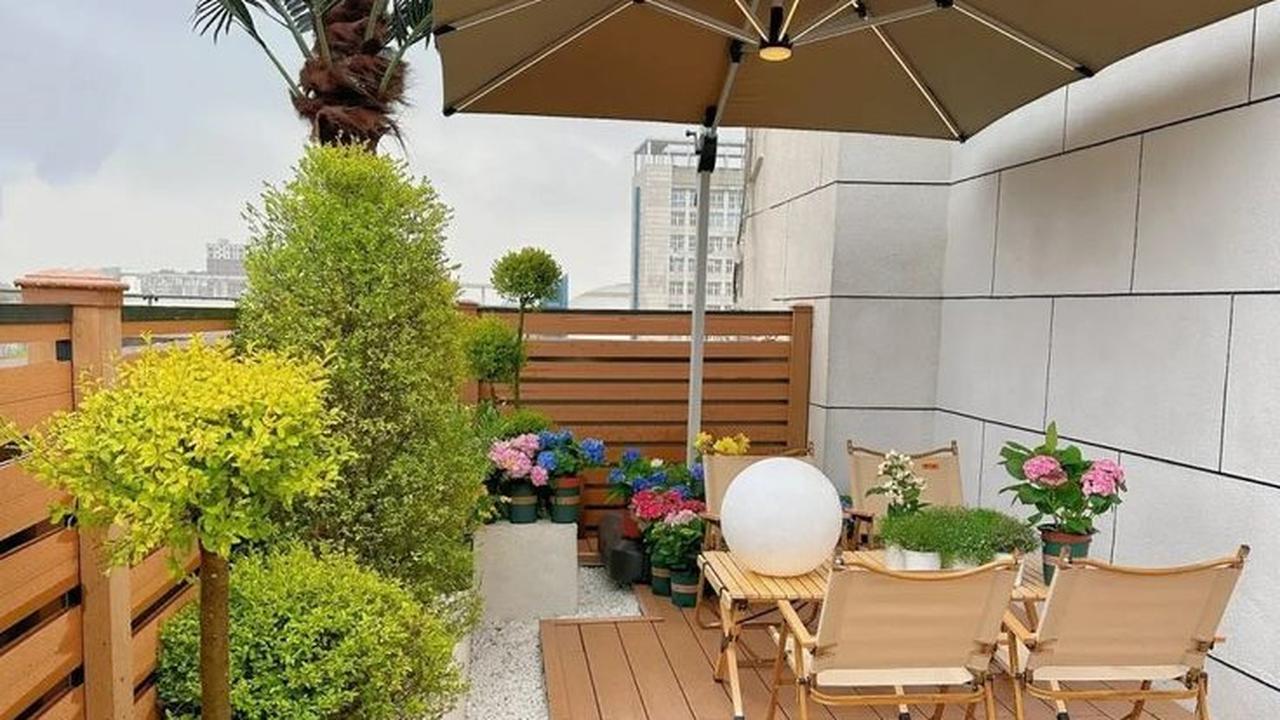 Ilustrasi Taman di Balkon dengan Payung (©Pinterest)